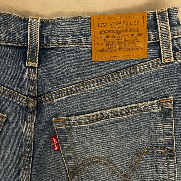 Levi’s ribcage Jean shorts! - Picture 5 of 7